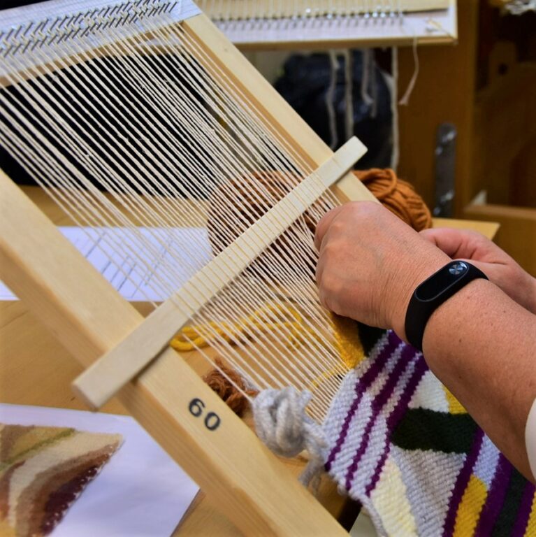 Zobraziť fotografiu Tkanie na ráme – akreditovaný kurz